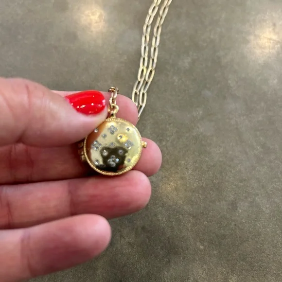 Elegant Gold Pendant locket Necklace. - Picture 2 of 7